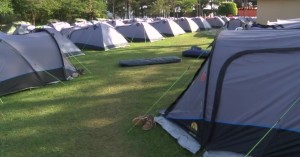 os-torcedores-holandeses-acampados-em-sao-paulo-dormem-em-barracas-e-aproveitam-o-dia-jogando-futebol-1403532812599_956x500