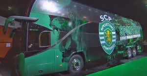 Autocarro-do-Sporting-avariou-na-auto-estrada