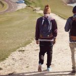 314730080-jovens-de-mochila