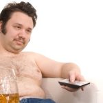 homem-acima-do-peso-bebendo-cerveja-na-frente-da-tv-sentado-no-sofa-1347120893339_615x300