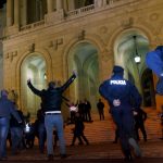 policias-invadem-escadarias-da-assembleia-da13028e40_664x373